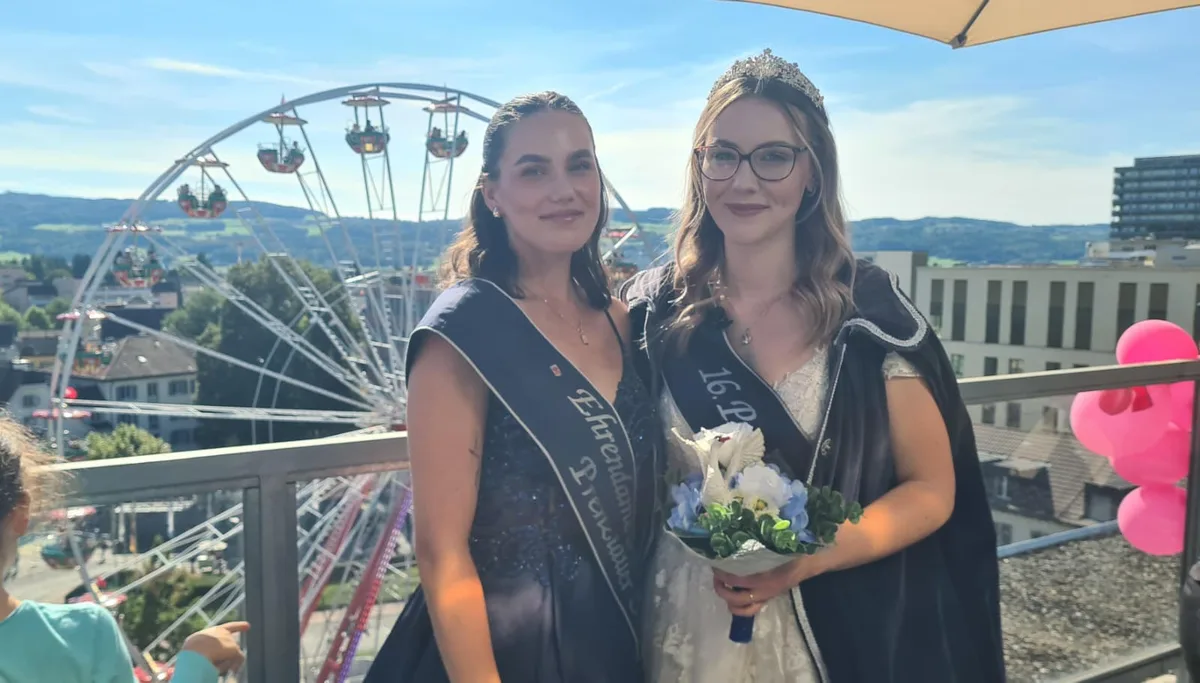Königin Miree Kolm (rechts) und ihre Ehrendame Angelique Meinke, die sich um das Wohlbefinden der Hoheit kümmert. Königin Miree Kolm (rechts) und ihre Ehrendame Angelique Meinke, die sich um das Wohlbefinden der Hoheit kümmert.